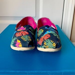 TOMS W8.5 tropical print slip on shoes